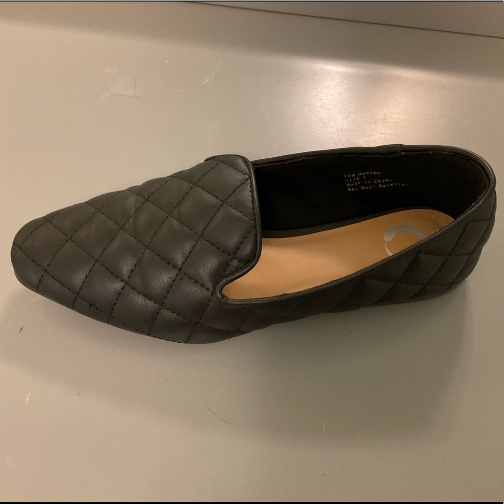 Journee Collection Women's Lavvina Quilted Black Loafer Flat Leather Shoe 🥿 - Picture 9 of 12